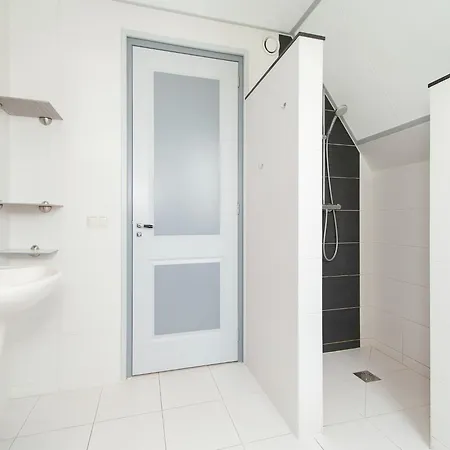 בית נופש Near Dutch Coast & Sauna, Cleaning Included Schagerbrug